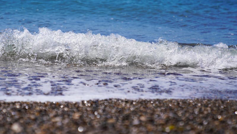 Selektiv fokus av det kust- havet, hav som kraschar vågen med skumsp royaltyfria bilder
