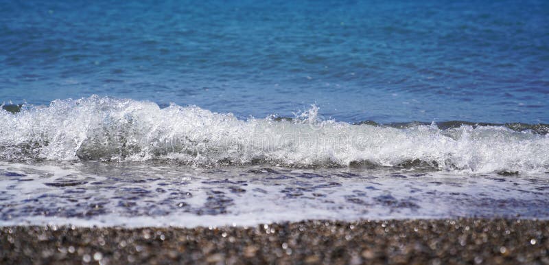 Selektiv fokus av det kust- havet, hav som kraschar vågen med skumsp arkivfoton