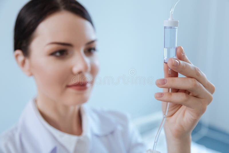 Selektiv fokus av en droppdroppandeflaska arkivbild Selektiv fokus av en droppdroppandeflaska arkivbild