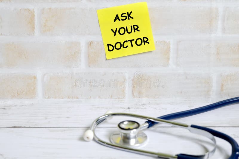 Selektiv fokus av gula klibbiga anmärkningar som är skriftliga med, & x27; FRÅGA DIN DOCTOR& x27; med stetoskopet Sjukvård- och l arkivbild Selektiv fokus av gula klibbiga anmärkningar som är skriftliga med, & x27; FRÅGA DIN DOCTOR& x27; med stetoskopet Sjukvård- och l arkivbild