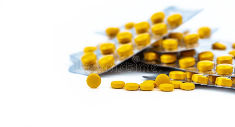 Selektiver Fokus auf Gelb tablets Pille auf unscharfem Hintergrund der Blisterpackung runder gelber Pillen Diclofenac-Medizin stockbilder Selektiver Fokus auf Gelb tablets Pille auf unscharfem Hintergrund der Blisterpackung runder gelber Pillen Diclofenac-Medizin stockbilder