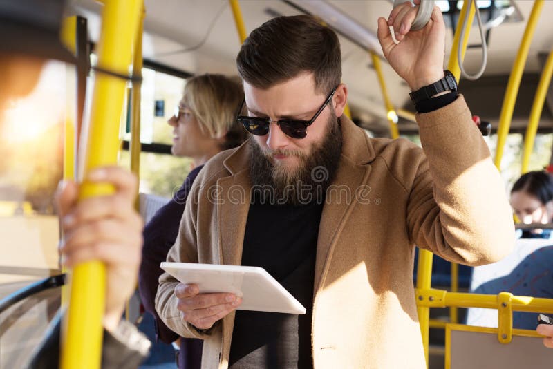 selektiver Fokus des fokussierten Mannes lizenzfreie stockfotos selektiver Fokus des fokussierten Mannes lizenzfreie stockfotos
