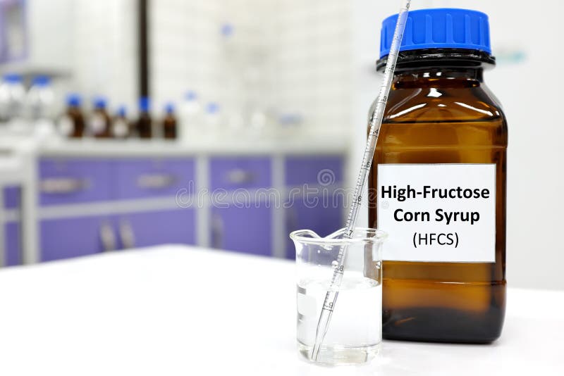 Selektiver Schwerpunkt des fruchtzuckerreichen Stärkesirups oder der hfcs Lebensmittel und Getränkesüßstoff in der dunkelbraunen G stockbild