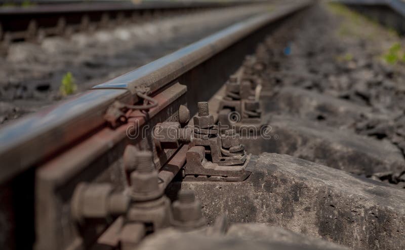Selektives Feld des Fokus Detail von rostigen Schrauben und von Nuss auf alter Bahnstrecke Konkrete Bindung mit rostigen Nüssen - stockbild Selektives Feld des Fokus Detail von rostigen Schrauben und von Nuss auf alter Bahnstrecke Konkrete Bindung mit rostigen Nüssen - stockbild