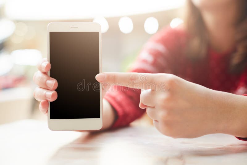 Selektivt fokusera Smart telefon för oigenkännlig vit för kvinnliguppehällen modern i handen, punkter med fingret på den tomma ko