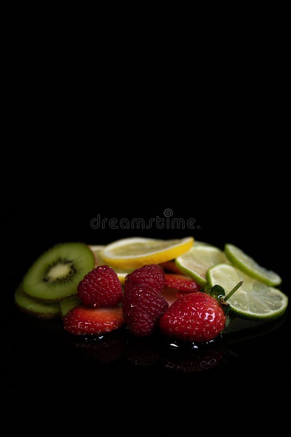 Selezione della frutta su un fondo nero fotografie stock Selezione della frutta su un fondo nero fotografie stock