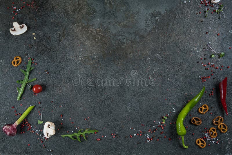 Seleção de ervas e de verdes das especiarias Ingredientes para cozinhar Fundo do alimento na tabela preta da ardósia fotos de stock royalty free Seleção de ervas e de verdes das especiarias Ingredientes para cozinhar Fundo do alimento na tabela preta da ardósia fotos de stock royalty free