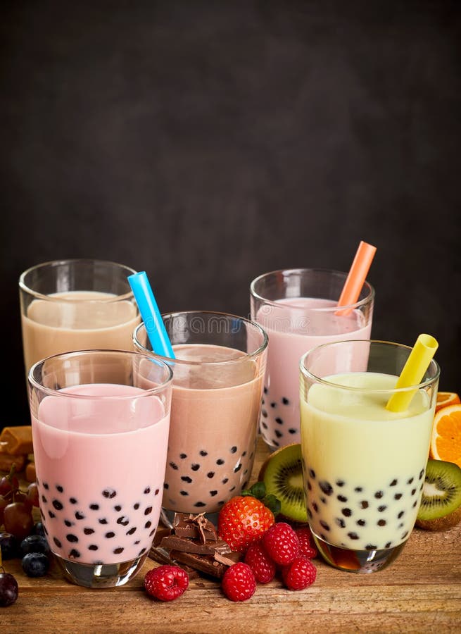 Seleção de sabores diferentes do chá da bolha foto de stock Seleção de sabores diferentes do chá da bolha foto de stock