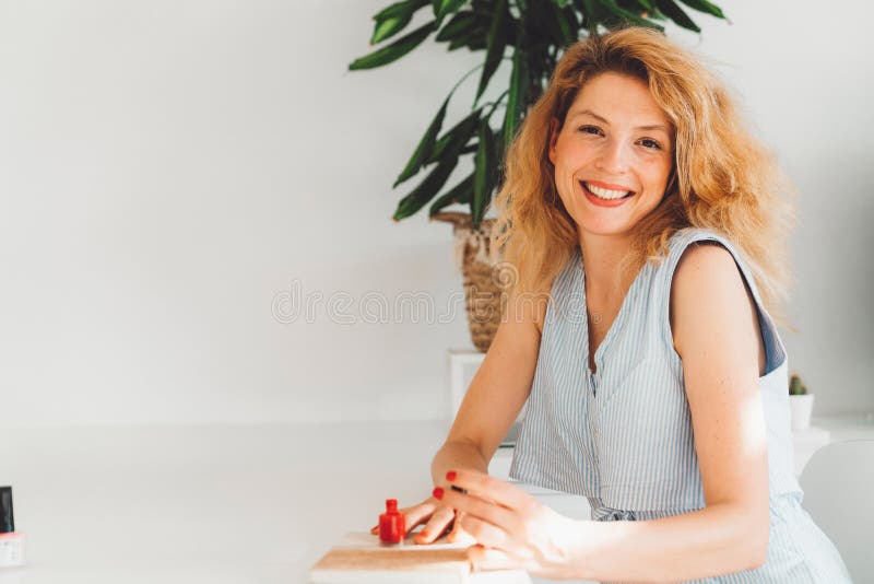 Mulher Pintando As Unhas Dos Dedos Foto de Stock - Imagem de fêmea, beleza:  167764986