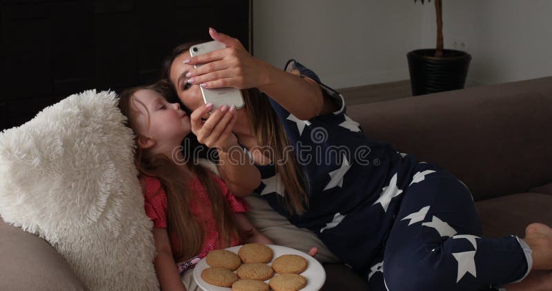 Όμορφη μητέρα που παίρνει τη selfie με την κόρη της απόθεμα βίντεο