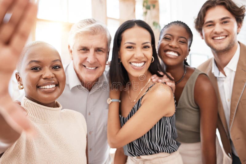 meninas faz selfie dentro a espelho. amigos ou irmãs. mulheres levando  cenário foto do ela mesma em Smartphone. moda, social meios de comunicação  conceito. plano esboço estilo. vetor ilustração 27505030 Vetor no