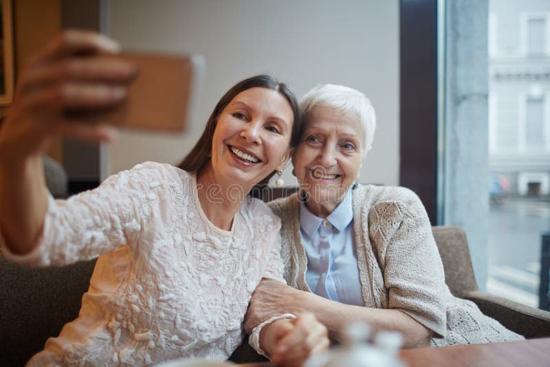 Selfie av höga vänner royaltyfri bild Selfie av höga vänner royaltyfri bild
