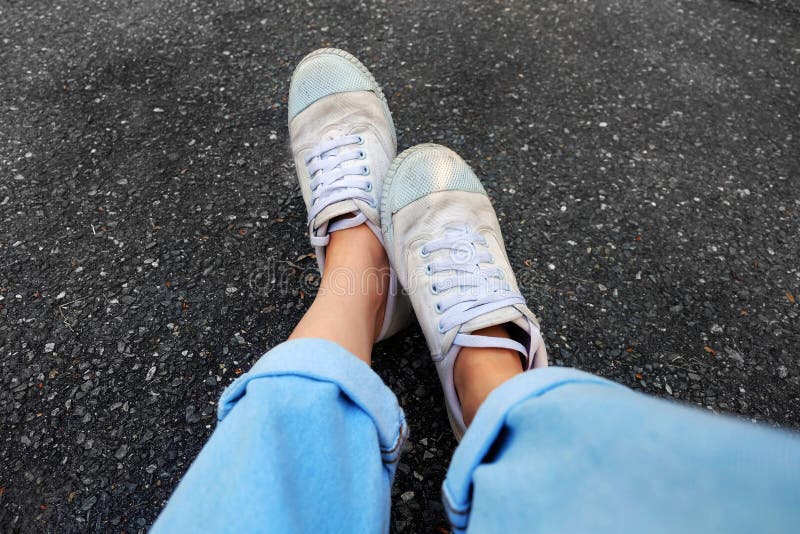 Selfie bielu buty Zamyka W górę kobiety odzieży Białych niebieskich dżinsów na Betonowej drogi tle i Sneakers fotografia stock Selfie bielu buty Zamyka W górę kobiety odzieży Białych niebieskich dżinsów na Betonowej drogi tle i Sneakers fotografia stock