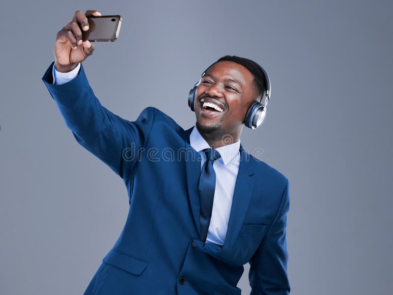 Selfie black man och glad med musik i studion för sociala medier och strömning för stil. Afrikanska hörlurar arkivbild