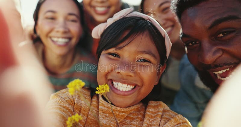 Selfie bloemen en zomer met een groep jongeren in de buitenwereld voor vrijheid. portret glimlach of liefde