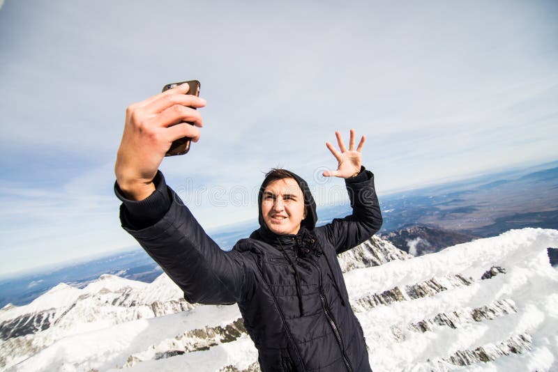 Selfie da tomada do homem novo no inverno em Tatras alto imagens de stock Selfie da tomada do homem novo no inverno em Tatras alto imagens de stock