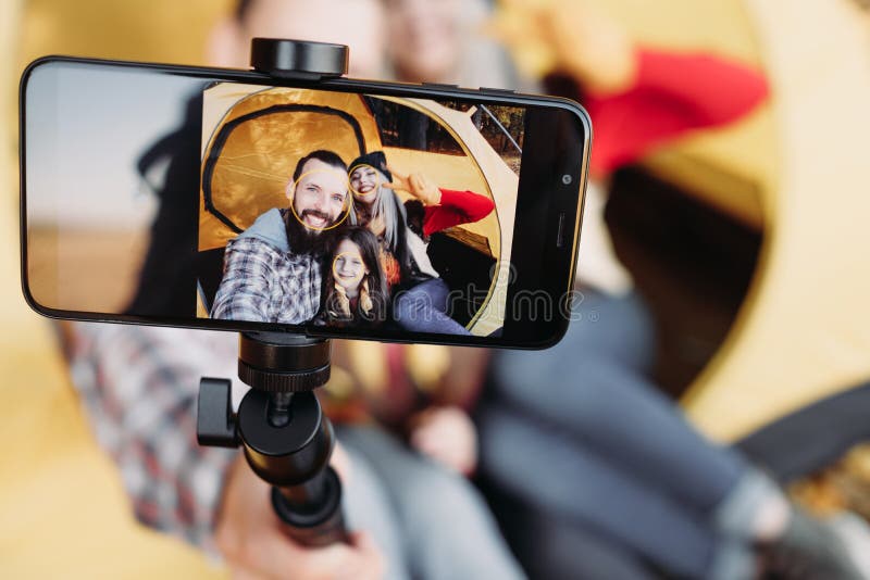 Selfie de caméra de smartphone de famille de camping de chute photographie stock libre de droits Selfie de caméra de smartphone de famille de camping de chute photographie stock libre de droits