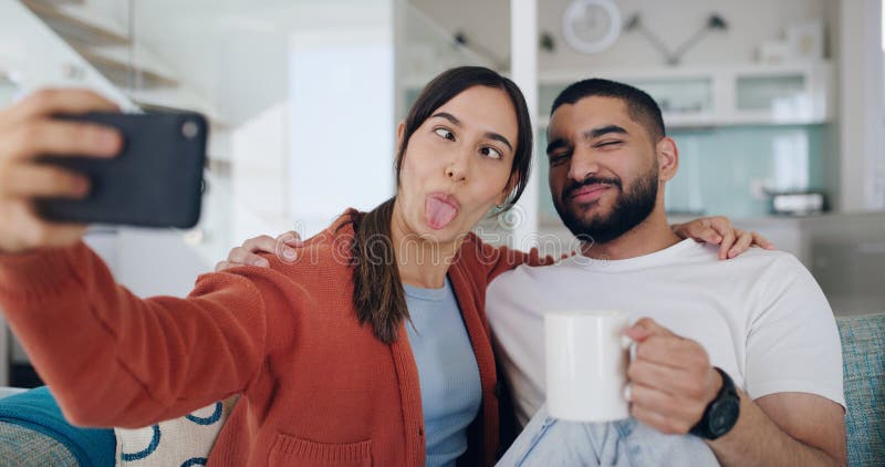 Telefone de casal inter-racial e rindo para piadas engraçadas de mídia  social ou meme com café no café homem e mulher felizes compartilham risadas  olhando para smartphone móvel com conexão 5g para entretenimento