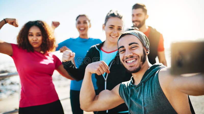 Selfie de fitness și portret al prietenilor pe plajă care fug la maraton de curse sau la antrenament. mușchii sportivi și stock photography