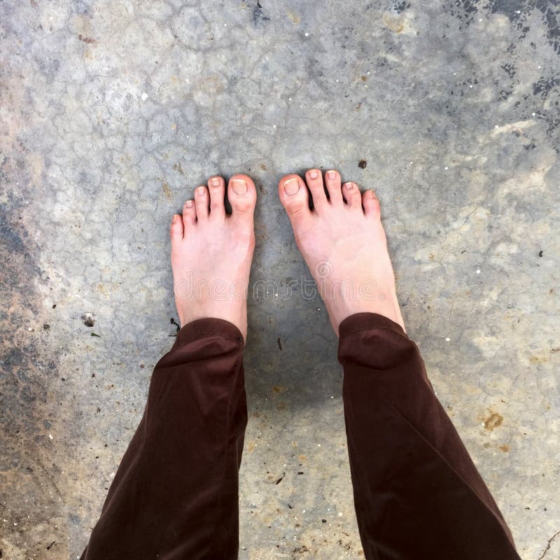 Selfie de los pies desnudos de la mujer en piso imagen de archivo libre de regalías Selfie de los pies desnudos de la mujer en piso imagen de archivo libre de regalías