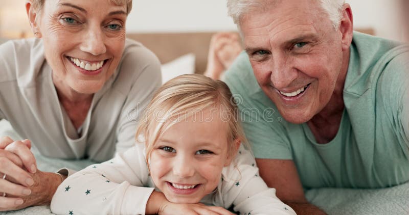Selfie de sonrisa y abuelos con un hijo en la habitación para feliz y retiro en los medios sociales. felicidad familiar y