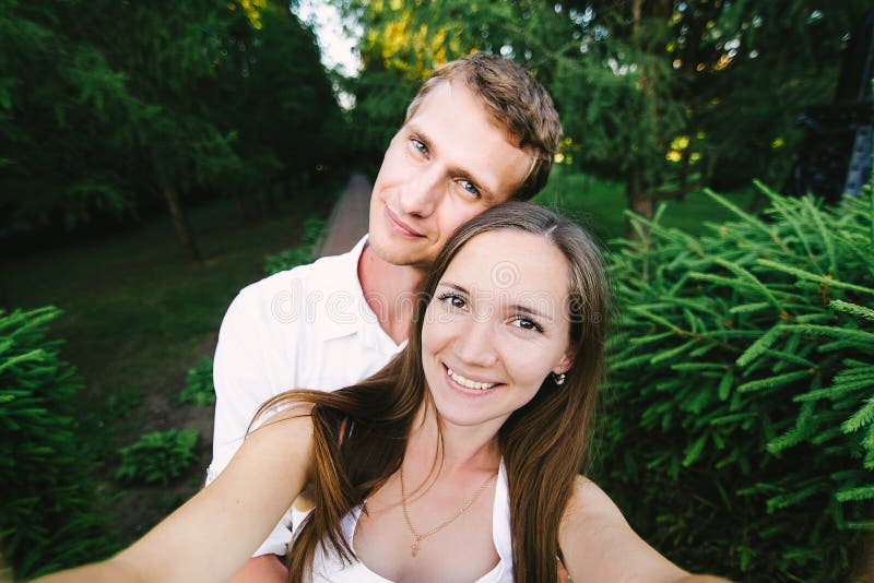 Selfie de um aperto de sorriso dos pares agradáveis para um tiro fotos de stock Selfie de um aperto de sorriso dos pares agradáveis para um tiro fotos de stock