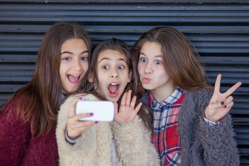 Selfie dei bambini con la cellula astuta o il telefono cellulare fotografie stock Selfie dei bambini con la cellula astuta o il telefono cellulare fotografie stock