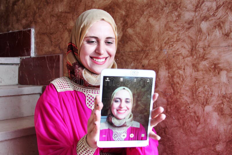 Selfie del hijab que lleva de la mujer musulmán árabe feliz foto de archivo libre de regalías