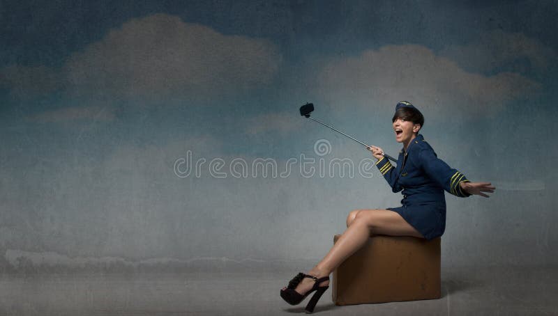 Download Selfie Della Presa Dell'assistente Di Volo Con Il Telefono Della Macchina Fotografica Fotografia Stock - Immagine di velivolo, aeroporto: 56882796