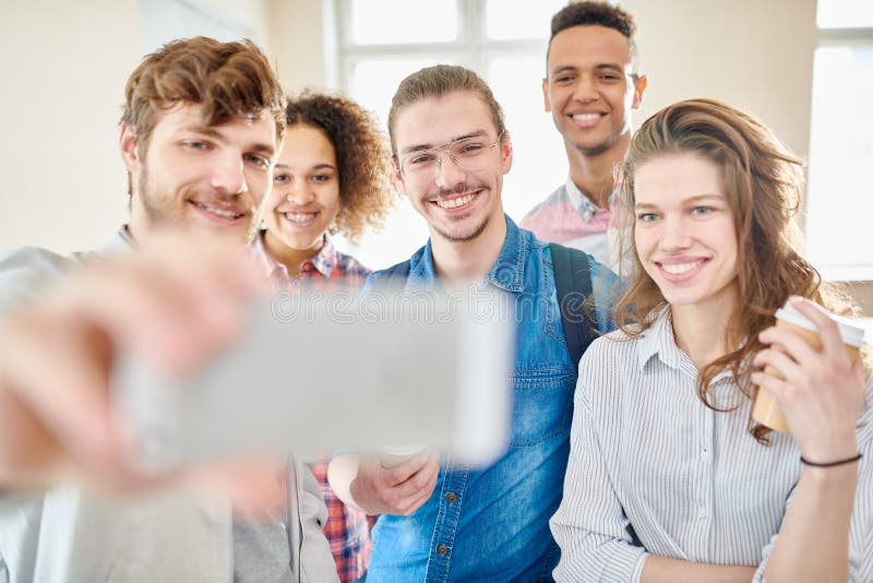 Selfie do grupo dos estudantes fotos de stock Selfie do grupo dos estudantes fotos de stock