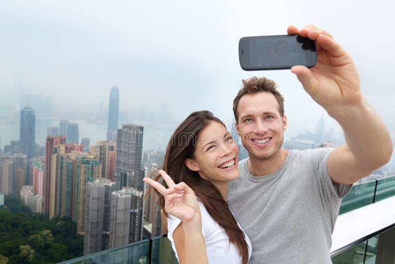 Selfie dos pares dos turistas de Hong Kong Victoria Peak foto de stock Selfie dos pares dos turistas de Hong Kong Victoria Peak foto de stock