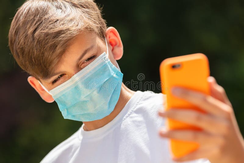 Adulte D'adolescent De L'adolescence Masculin De Garçon Jeune Semblant  Triste, Réfléchi Ou Déprimé Photo stock - Image du jeune, fond: 131662974