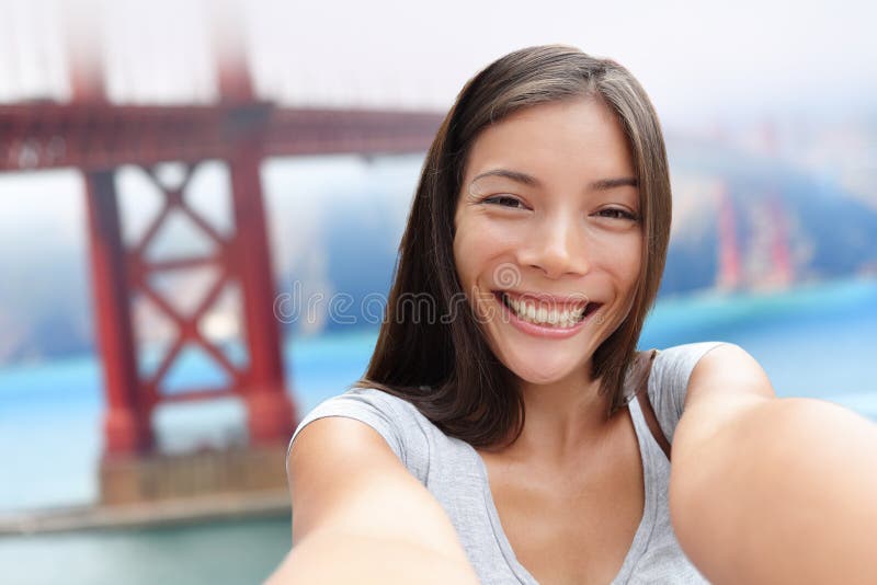 Selfie dziewczyna na San Fransisco Złotej bridżowej podróży