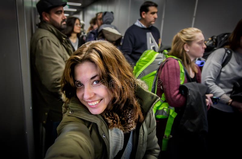 Selfie en el embarque plano fotos de archivo