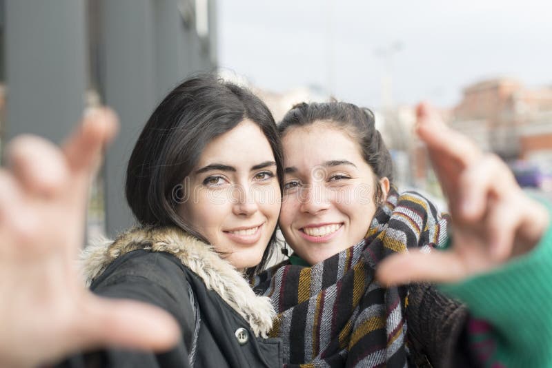 Selfie felice dell'amico della donna due immagine stock Selfie felice dell'amico della donna due immagine stock