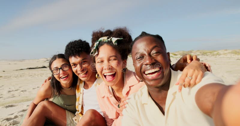 Selfie feliz y grupo de amigos en la playa en vacaciones aventura o viaje de fin de semana juntos. viaje de sonrisa y retrato