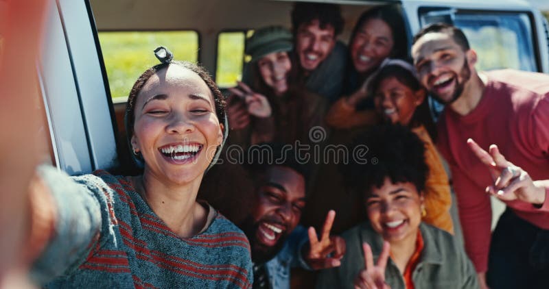 Selfie feliz y la cara de los amigos en un viaje por carretera con una caravana en la naturaleza para aventura al aire libre. sonr