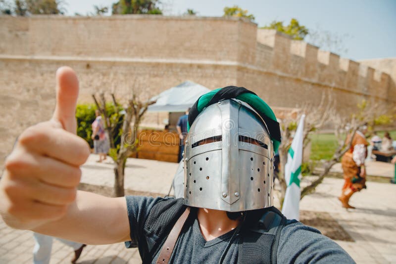 Selfie Foto von männlichem Viking Cosplay in Ritterhelm mit Rüstungsfestspiele Kreuzfahrer stockfotografie Selfie Foto von männlichem Viking Cosplay in Ritterhelm mit Rüstungsfestspiele Kreuzfahrer stockfotografie