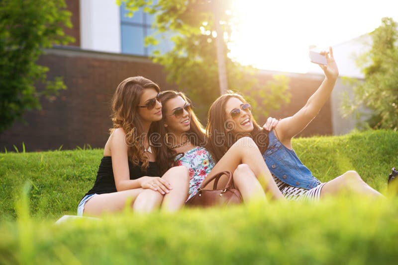 Selfie fotografia 3 ładna kobieta cieszy się ładną pogodę na trawie zdjęcia royalty free