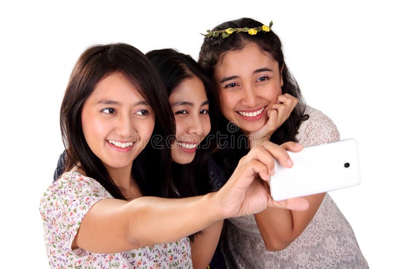 Selfie för tre kvinnor med den isolerade främre kameran royaltyfri fotografi Selfie för tre kvinnor med den isolerade främre kameran royaltyfri fotografi