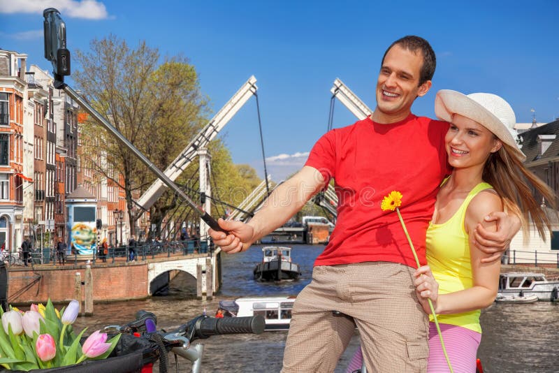 Paare, Die Selfie in Amsterdam, Holland Nehmen Stockbild Bild von