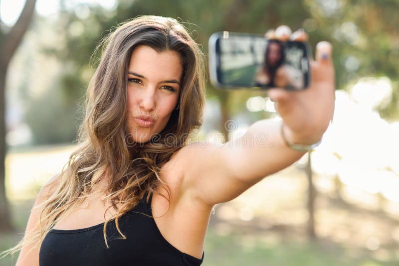 Selfie hermoso de la mujer joven en el parque imagen de archivo Selfie hermoso de la mujer joven en el parque imagen de archivo
