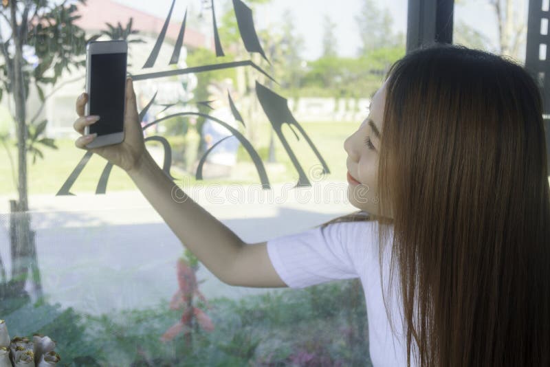 Selfie im Café lizenzfreies stockbild Selfie im Café lizenzfreies stockbild