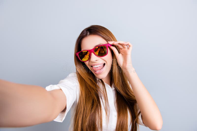 Selfie-Manie! Flippige Stimmung Attraktive junge Dame macht ein selfie auf der Kamera, flirty und spielerisch In der rosa modisch stockbilder Selfie-Manie! Flippige Stimmung Attraktive junge Dame macht ein selfie auf der Kamera, flirty und spielerisch In der rosa modisch stockbilder