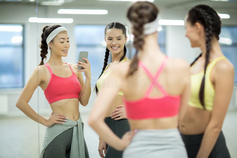 100+ Woman Gym Mirror Selfie Stock Photos, Pictures & Royalty-Free
