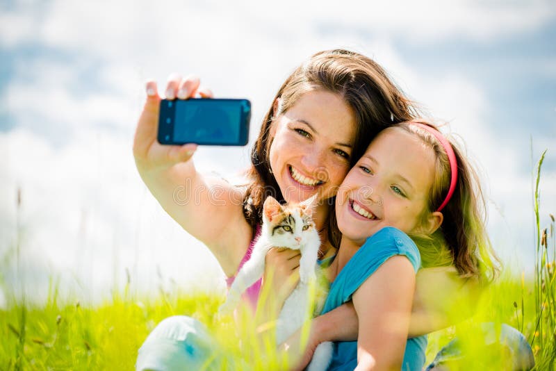 Selfie - moeder, kind en kitten royalty-vrije stock afbeeldingen