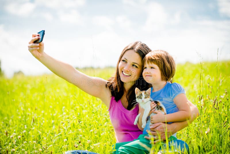 Selfie - moeder, kind en katje stock afbeeldingen