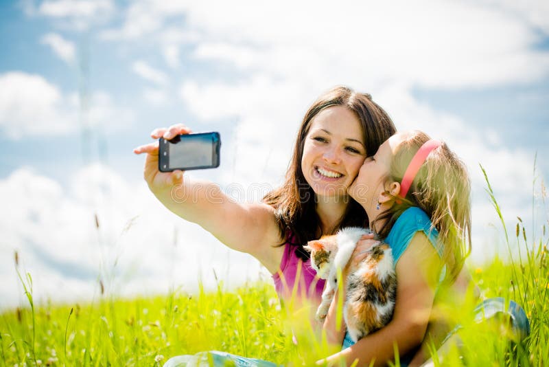 Selfie - moeder, kind en katje royalty-vrije stock foto's