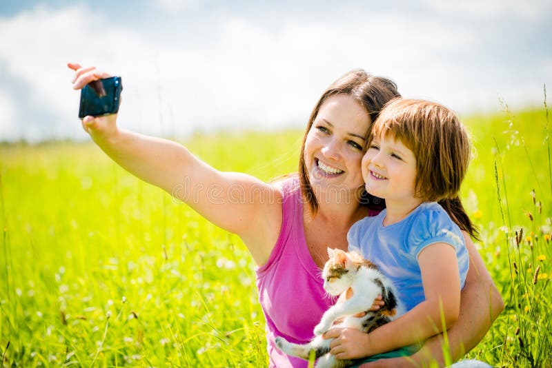 Selfie - moeder, kind en kitten stock fotografie
