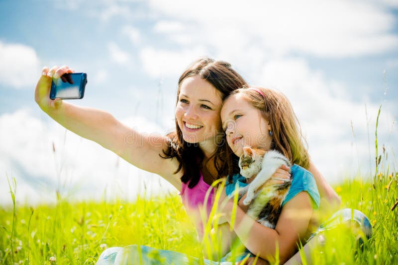 Selfie - moeder, kind en katje stock foto's